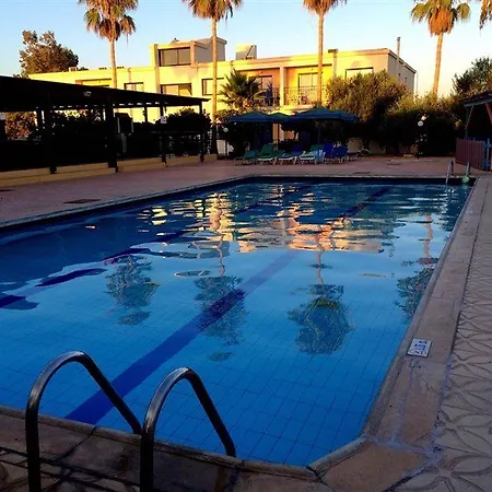 카리나 아파트먼트 3* 아이아 나파