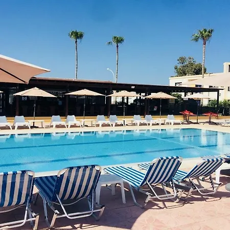 카리나 아파트먼트 3*